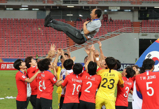 26일 오후(현지시간) 태국 방콕 라자망갈라 스타디움에서 열린 2020 아시아축구연맹(AFC) U-23 챔피언십 한국과 사우디아라비아의 결승전. 사우디를 꺾고 사상 첫 대회 우승에 성공한 선수들이 시상식 뒤 김학범 감독을 헹가래 치고 있다.      방콕=연합뉴스